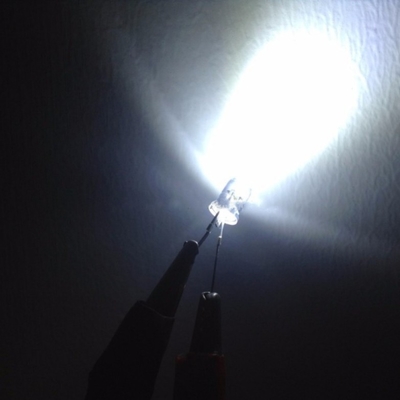 5MM 9000K WHITE COLOR SUPER BRIGHT 22000MCD ROUND CLEAR LENS GOLD BOND WIRE FOR TRAFFIC LIGHT