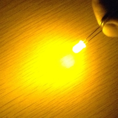 0.5W 5mm LED Light Emitting Diode 585-595nm Yellow Color 30000mcd Clear Lens For Indicator Lighting